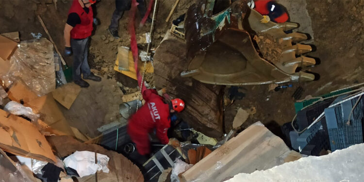 Giresun'da fabrikada göçük altında kalan işçiyle iletişim kesildi