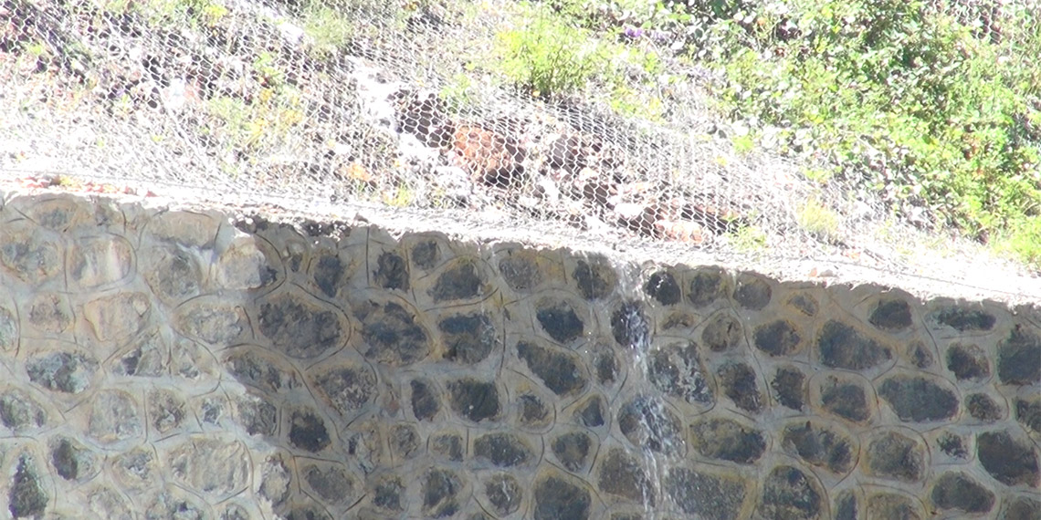 Gümüşhane Üniversitesi Coğrafya Bölümü Öğretim Üyesi Dr. Fatih Işık, yamaçtan düşen kayalara karşı çelik ağların güçlendirilmesi gerektiğini belirterek, kaya düşmesine karşı 'sprey betonlama' önerisinde bulundu.