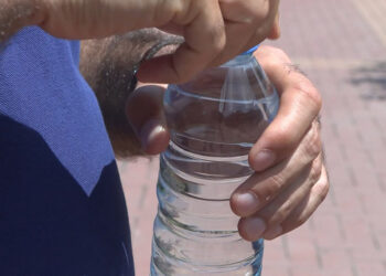 güneşte bırakılan pet şişeler insan sağlığını tehdit ediyor