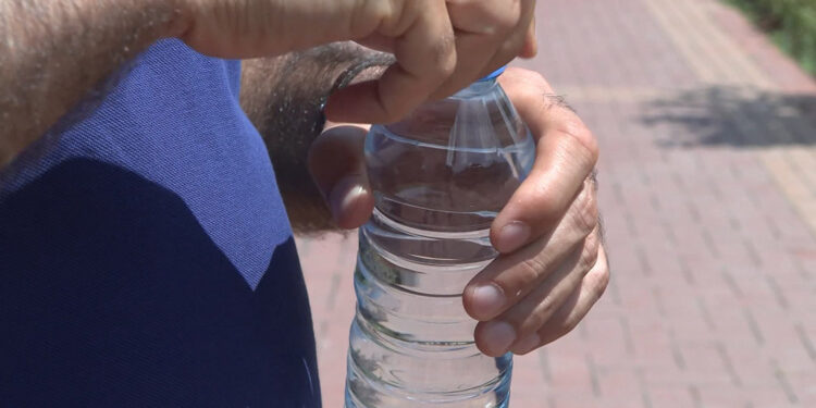 güneşte bırakılan pet şişeler insan sağlığını tehdit ediyor