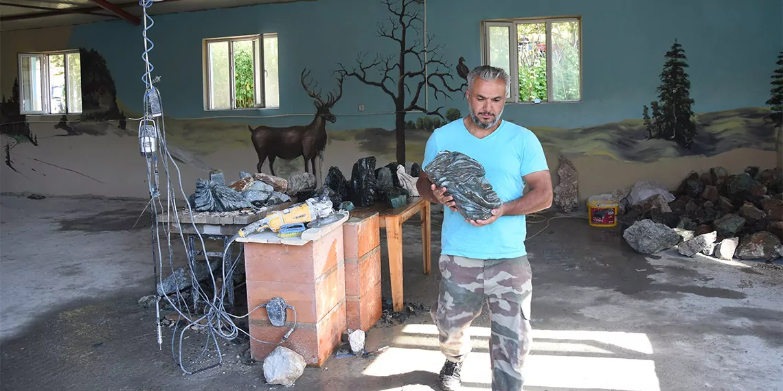 Gurbetçi ressam selami çavdar (44), sivas'ın yıldızeli ilçesine bağlı yolkaya köyünde keşfettiği taşları sanata kazandırıyor.