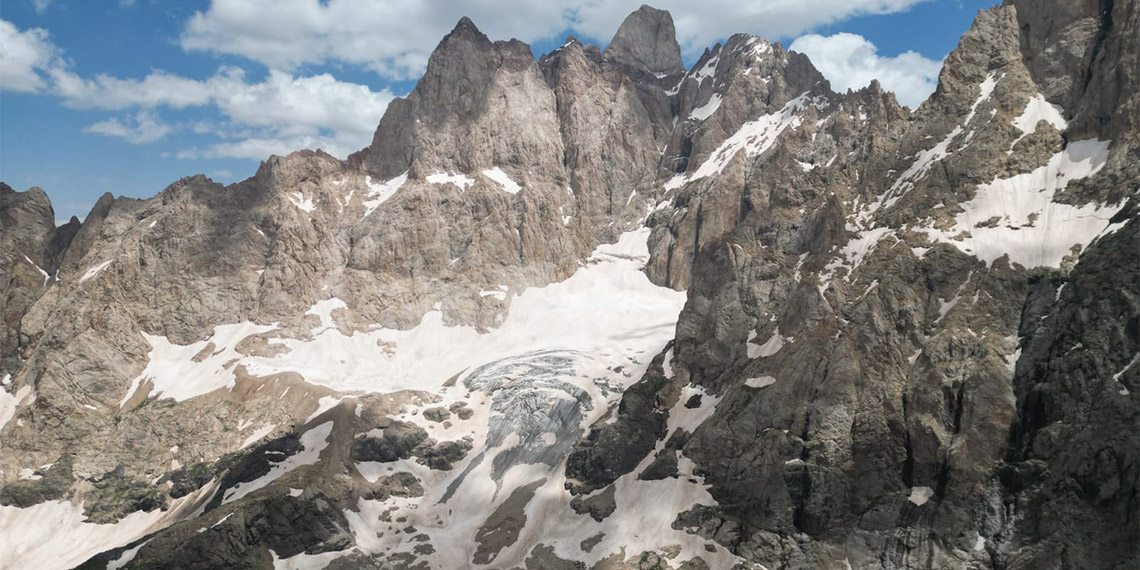 Hakkari'nin 4 bin 135 rakımlı Cilo-Sat Dağları'na doğa yürüyüşüne çıktıktan sonra haber alınamayan 4 kişinin bulunması için bölgeye jandarma, AFAD ve UMKE ekipleri sevk edildi.