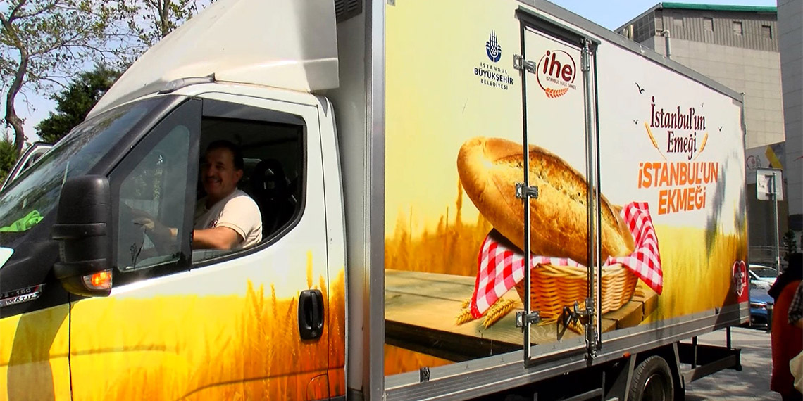 İstanbul Halk Ekmek ürünlerine bugünden geçerli olmak üzere yüzde 66 zam yapıldı. Halk ekmek zammında ilk gün fiyatlar kimine göre normal kimine göre pahalı geldi.