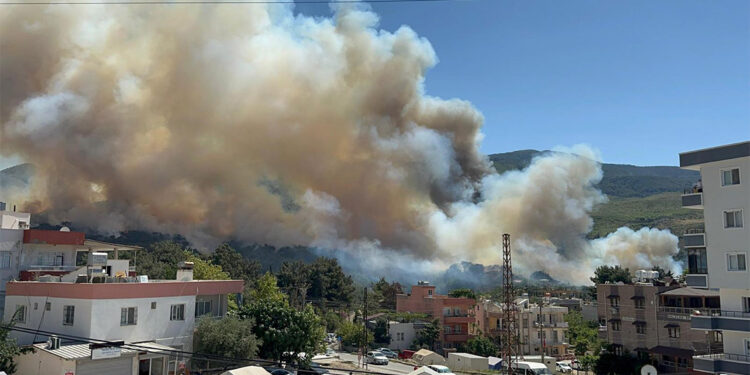 Hatay'da orman yangını; Alevler yerleşim yerlerine sıçradı