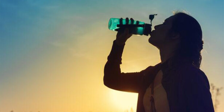 Hipertansiyon hastaları sıcak havalarda bol su tüketmeli