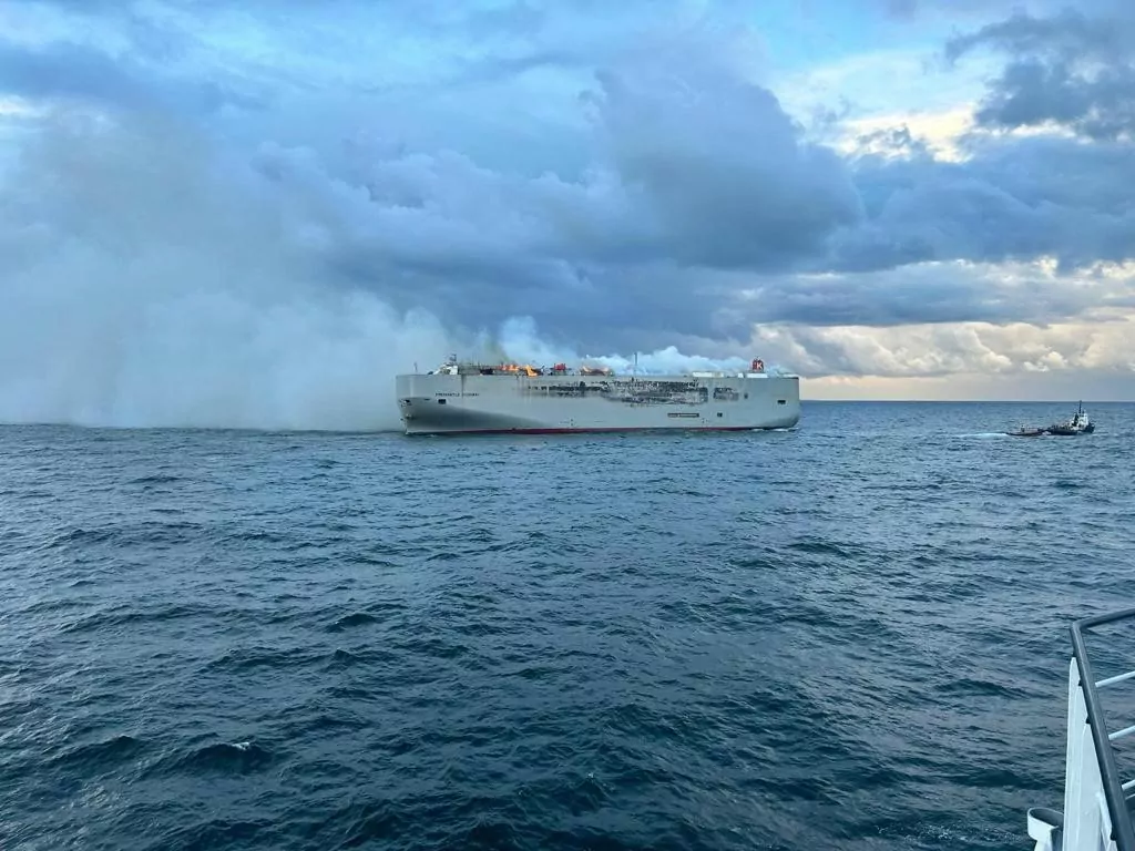 Hollanda’nın ameland adası açıklarında almanya-mısır arasında sefer yapan otomobil taşıyan panama bandıralı kargo gemisinde çıkan yangın ikinci günde de devam ediyor.