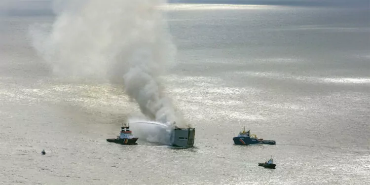 Panama bandıralı kargo gemisinde çıkan yangın devam ediyor