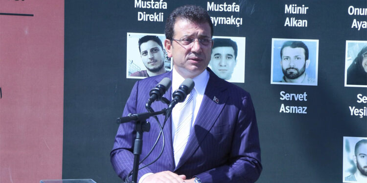 İBB önünde şehitleri anma töreni düzenlendi