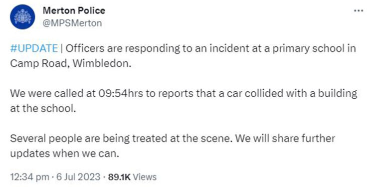 İngiltere'de otomobil okula daldı