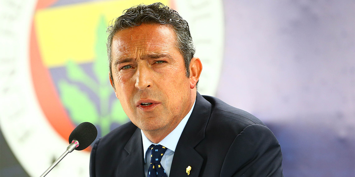 Fenerbahçe’de teknik direktörlük görevine getirilen İsmail Kartal resmi sözleşmeyi imzaladı. Samandıra Can Bartu Tesisleri’ndeki törene İsmail Kartal ile Ali Koç’un yanı sıra yönetim kurulu üyeleri katıldı.