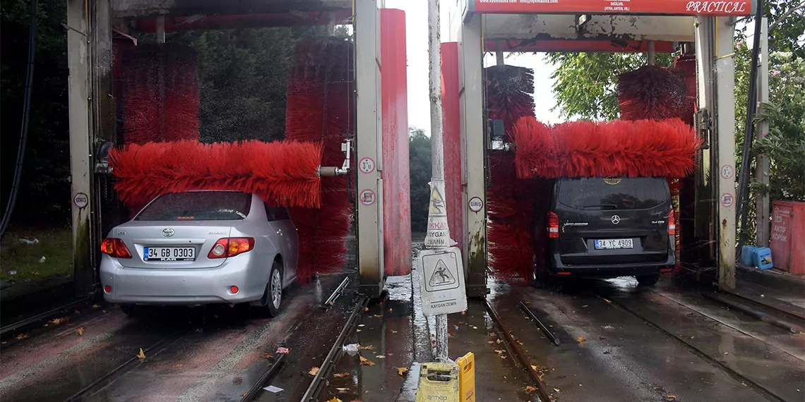 İstanbul'a çamur yağdı, sürücüler oto yıkamacılarda kuyruğa girdi. Araçları çamurla kaplanan sürücüler, oto yıkamacılarda yoğunluk oluşturdu.