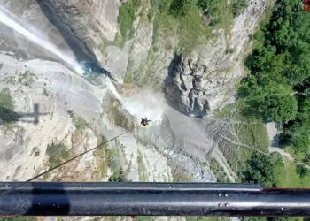 İtalya'da mahsur kalan iki dağcı helikopterle kurtarıldı