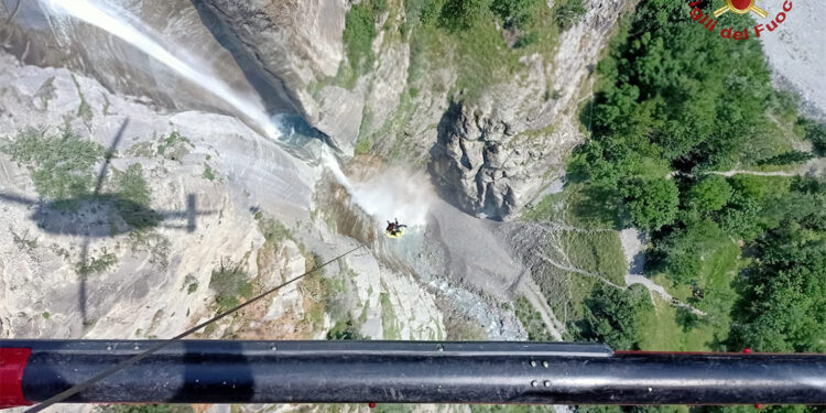 İtalya'da mahsur kalan iki dağcı helikopterle kurtarıldı