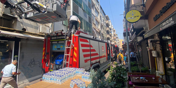 İzmir'de otelde yangın; 5 kişi dumandan etkilendi