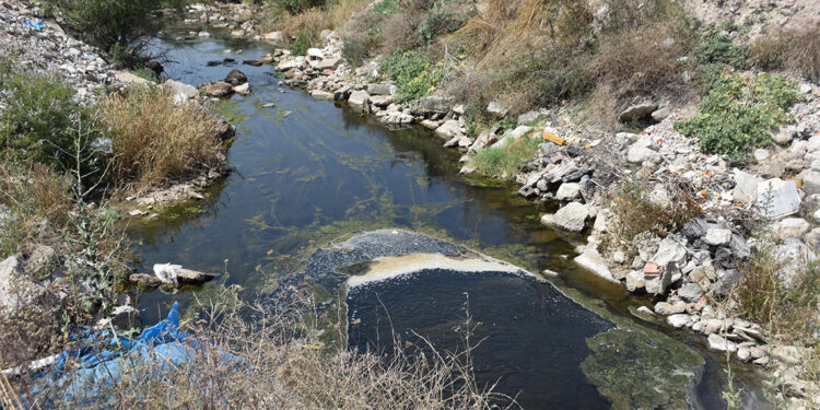 Tahtalı Çayı'nın yanına bırakılan çöpler kötü koku saçıyor