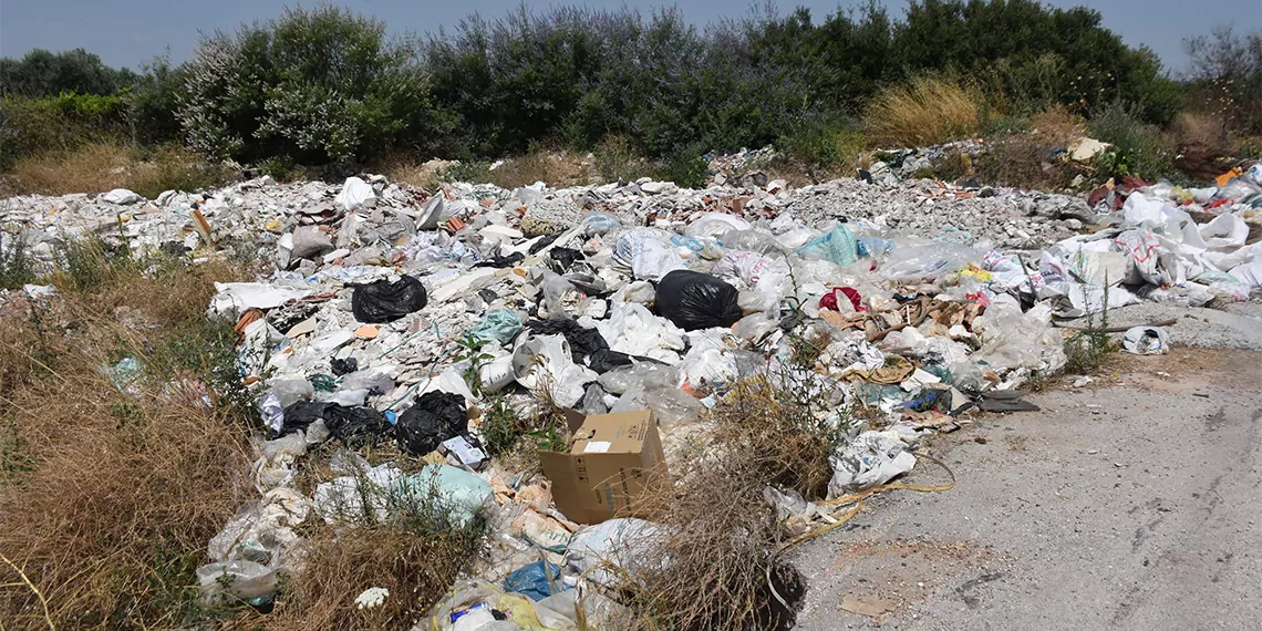 İzmir'in menderes ilçesinde, kentin önemli ölçüde içme suyunu karşılayan tahtalı barajı’na dökülen tahtalı çayı'nın yanına bırakılan çöp ve molozlar kötü kokuya neden oluyor.