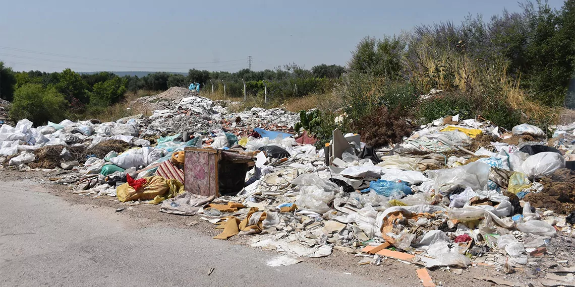 Tahtalı çayı'nın yanına bırakılan çöpler kötü koku saçıyor