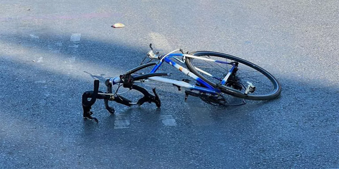 Kadıköy bostancı sahil yolunda iddiaya göre polisten kaçan sürücünün çarptığı bisikletli doğanay güzelgün hayatını kaybetti