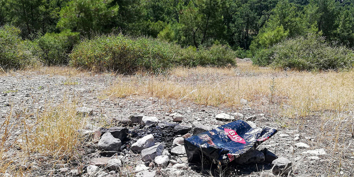 Antalya'da, bazı duyarsız kişiler 'Kamera' uyarısına aldırmadan, yasağa rağmen ormanda ateş yaktılar.