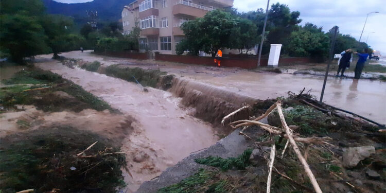 Kastamonu'da şiddetli yağmur; dereler ve çaylar taştı