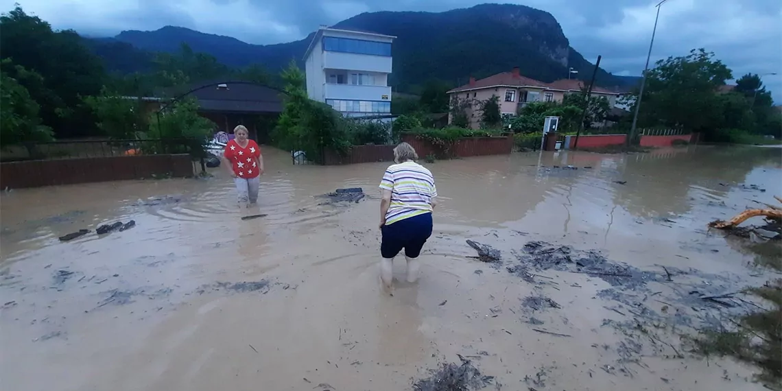 Kastamonu'da şiddetli yağmur; dereler ve çaylar taştı