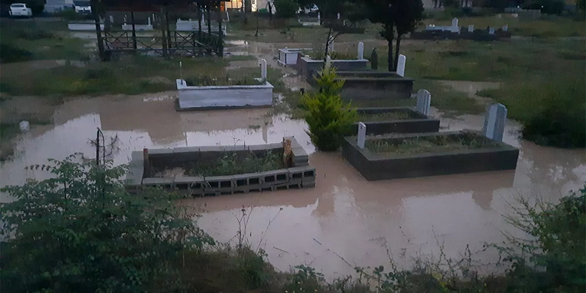 Kastamonu'da şiddetli yağmur, sel ve taşkına neden oldu. Bölgede dereler ve çaylar taştı, 100'den fazla binayı su bastı.