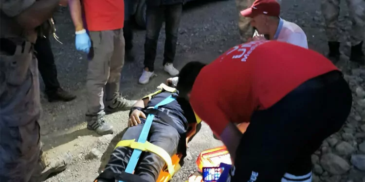 Kayalıklardan düşerek yaralanan kişi kurtarıldı