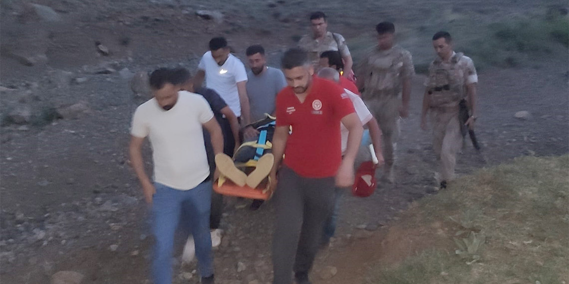 Kayalıklardan düşerek yaralanan kişi kurtarıldı