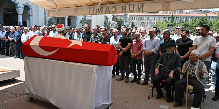 Trafik kazasında hayatını kaybeden polis memuruna veda