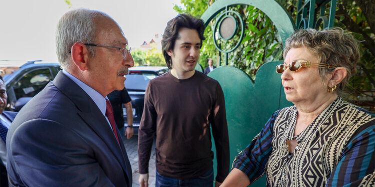 Kemal Kılıçdaroğlu Özkan Uğur'un ailesini ziyaret etti