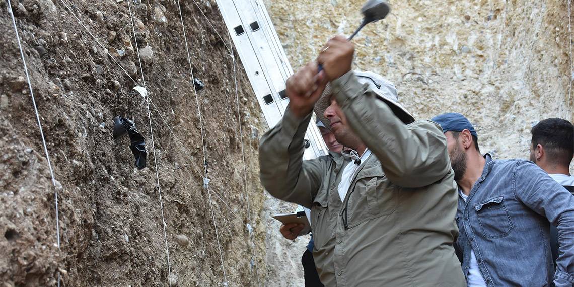 İzmir'in Kemalpaşa fayında 4,5 metre derinliğinde hendek açıp, inceleme yapan bilim insanları, fayın geçmişte 4 yıkıcı deprem ürettiğini tespit etti.