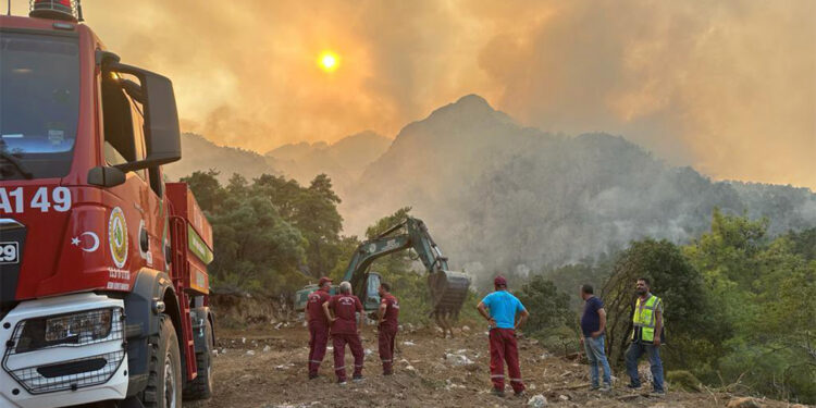 Kemer 4 gündür yanıyor