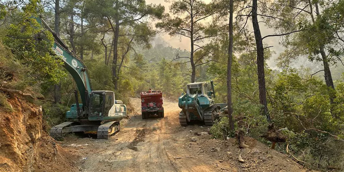 Antalya kemer 4 gündür yanıyor, ilçedeki orman yangınını söndürme çalışmaları devam ediyor.