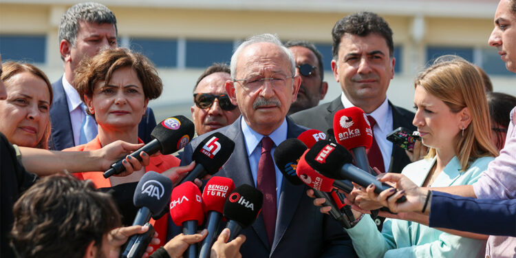 Kılıçdaroğlu Can Atalay'ı ziyaret için Silivri'de