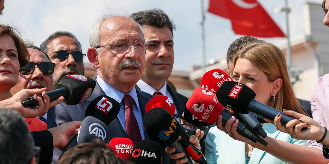 Chp genel başkanı kemal kılıçdaroğlu can atalay'ı ziyaret etmek için silivri'deki marmara cezaevi'ne geldi.  