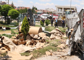 Kırmızı ışıkta geçen TIR otomobile çarptı; 1 ölü