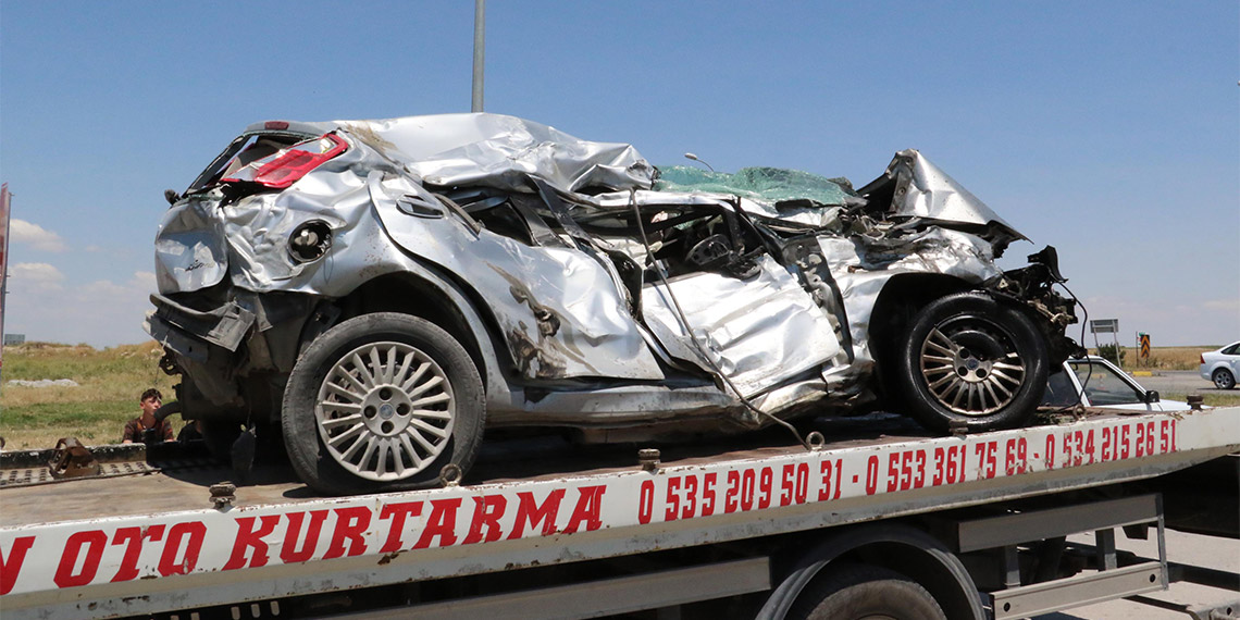 Kırmızı ışıkta geçen TIR otomobile çarptı; 1 ölü