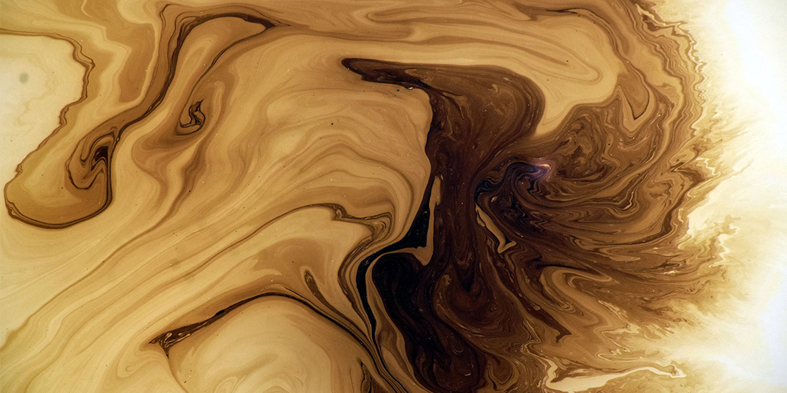 Sivas'ta Kızılırmak Nehri yüzeyinde, akaryakıt sızıntısına benzeyen akıntı dikkat çekti. Nehirde balık avlayanlar tarafından fark edilen kirliliğin nedeni araştırılıyor.