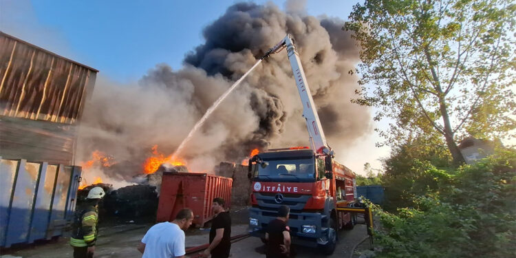 Kocaeli'de geri dönüşüm tesisindeki yangın kontrol altına alındı
