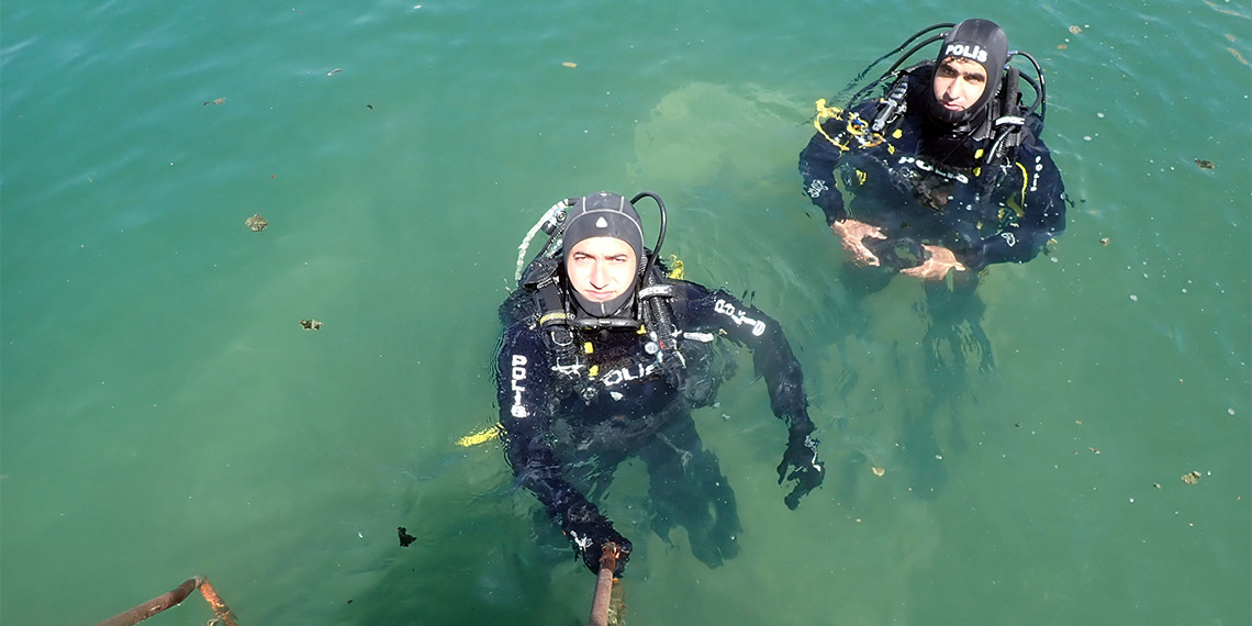 Van Emniyet Müdürlüğü Koruma Şube Müdürlüğü'ne bağlı Deniz Polisi'nin 'kurbağa ve gemi adamları', Van ve çevre illerdeki göl, gölet ve akarsularda hayat kurtarıyor. 