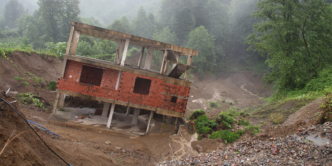 Jeoloji Mühendisi Prof. Dr. Osman Bektaş, Karadeniz Bölgesi'nde yaz muson yağışlarının sık ve etken olarak yaşanmasının, sel ve heyelanlara neden olduğunu, riskin ileriki yıllarda daha da artacağını söyleyerek, "Küresel kuraklık, iklim değişimi ve buna bağlı bölgesel iklim değişimi fantezi olmaktan çıktı; yaşamımızı etkileyen bir faktör oldu" dedi.