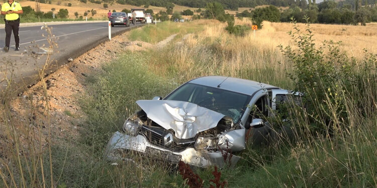 Otomobil, kömür işçilerini taşıyan minibüse çarptı