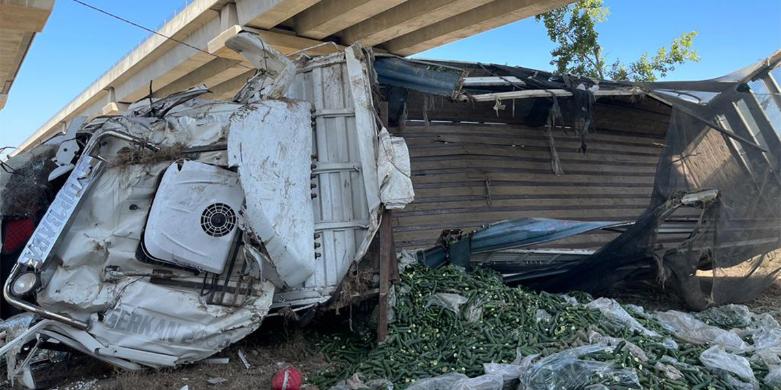 Lastiği patlayan kamyonet viyadüğe düştü; 3 yaralı