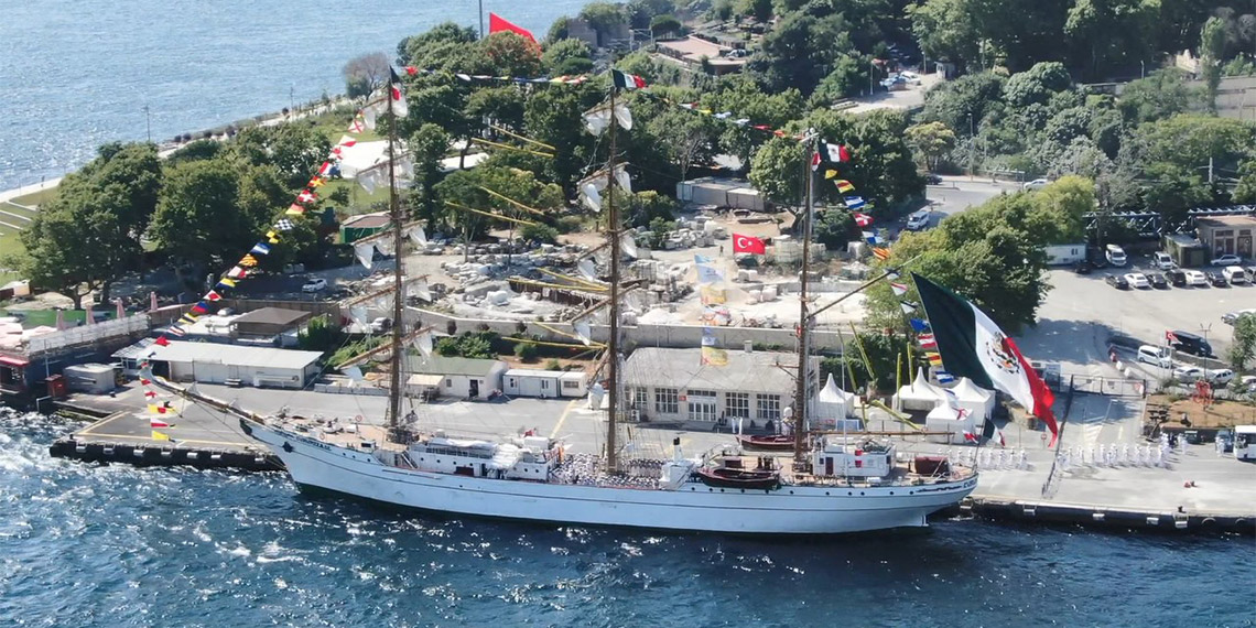 Meksika donanmasına ait askeri okul gemisi Sarayburnu'nda
