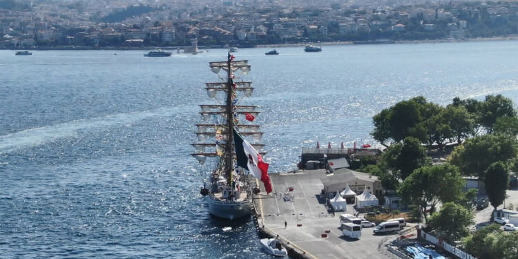 Meksika donanmasına ait askeri okul gemisi Sarayburnu'nda