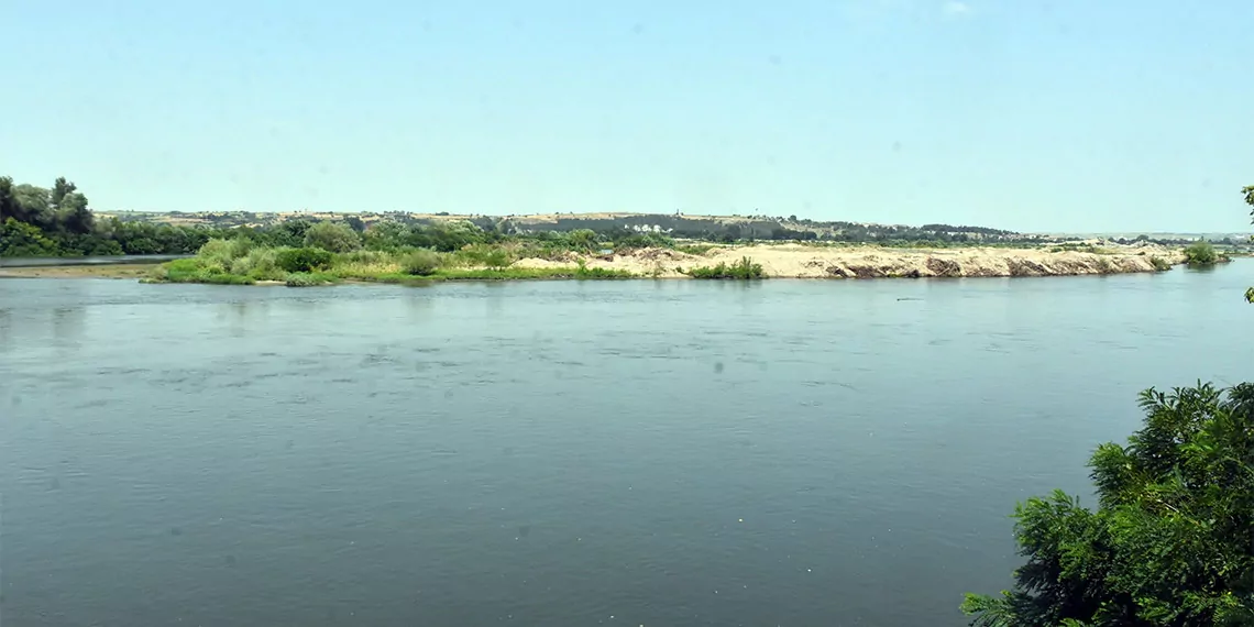 Edirne'de mevsim yağışlarının azalması ile tarım arazilerini sulayan önemli su kaynaklarından meriç nehri'ndeki su son 5 yılın en düşük seviyesinde akmaya başladı.