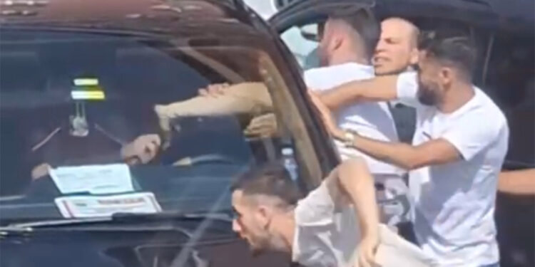 Metris Cezaevi önünde minibüs şoförü darbedildi