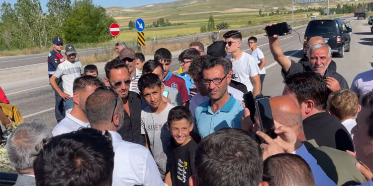 Hakan Çalhanoğlu'na Bayburt'ta coşkulu karşılama
