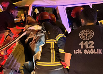 Minibüs kırmızı ışıkta bekleyen kamyonete çarptı