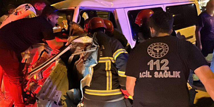 Minibüs kırmızı ışıkta bekleyen kamyonete çarptı